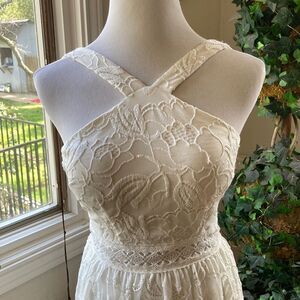 Francesca’s Halter Style Lined Lace Dress 👗 Size XS